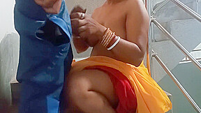 Roshani Bhabhi Ko Sidiyo Par Choda Khade Khade Jab Unka Bhaiya Se Jagda Hua