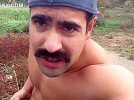 Ruspante E Muscoloso Macho Portoghese Make A Decision Di Dare Il Suo Spettacolo Nel Bel Mezzo Di Un