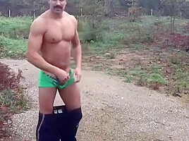 Ruspante E Muscoloso Macho Portoghese Make A Decision Di Dare Il Suo Spettacolo Nel Bel Mezzo Di Un
