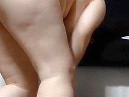 SAUDI ARABIAN WOMAN SHOWS HER SHAVEN PUSSY