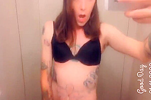 Sexy Trans Loves Sucking On Her Knees