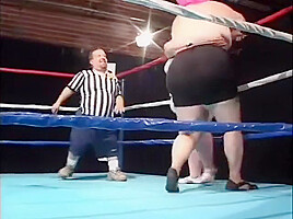 Sindee Williams In Fat Midget Girl Is Shoving A Dildo In Lesbian Midgets Pussy