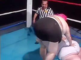 Sindee Williams In Fat Midget Girl Is Shoving A Dildo In Lesbian Midgets Pussy