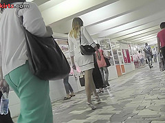 Skinny ass and hot a-line skirt in accidental upskirt