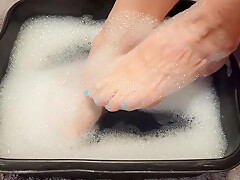 Soapy Foot Bubble Bath - Soaking My Sweaty Feet After A Long Day