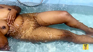 වලලවතත Spa එක නදශ Bath එක නනව Sri Lankan Spa Girl Nadee Bathing While Fingering Her Pussy