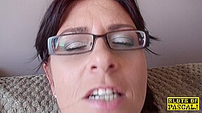 Spex mature slut fingering her pussy