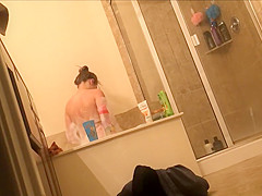 Spying my hot Step sister while she bathes