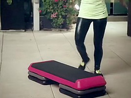 Step aerobic in wetlook leggings