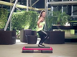 Step aerobic in wetlook leggings