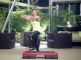 Step aerobic in wetlook leggings