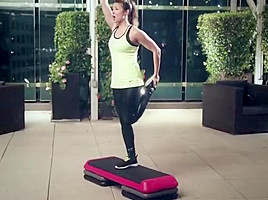 Step aerobic in wetlook leggings