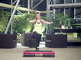 Step aerobic in wetlook leggings