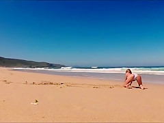 TRAVEL SHOW - Sasha Bikeyeva teases the public on the beach in Galicia