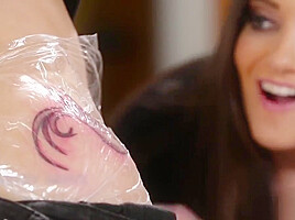 Tattooing and pussy licking at the same time!
