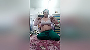 Today Exclusive- Horny Bhabhi Play With Her Big Boobs
