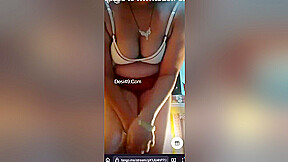 Today Exclusive- Sexy Bhabhi Shows Her Boobs