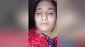 Today Exclusive- Sexy Paki Girl Showing Her Boobs