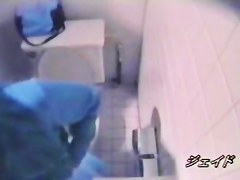 Toilet masturbation video starring a girl fond of clit rubbing 