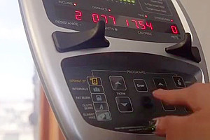 Tranny spanks and anal fucks dude at gym