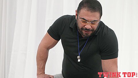 TwinkTo sexy smooth top pumps his hairy masculine coach