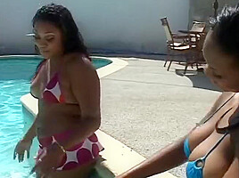 Two Black Lesbians Are Getting Thin Dildo In Their Cunts
