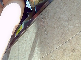 UPSKIRT NALGONA NOVIO AL LADO (TOCADA DE CULO)