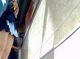 UPSKIRT NALGONA NOVIO AL LADO (TOCADA DE CULO)