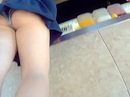 UPSKIRT NALGONA NOVIO AL LADO (TOCADA DE CULO)