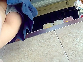 UPSKIRT NALGONA NOVIO AL LADO (TOCADA DE CULO)