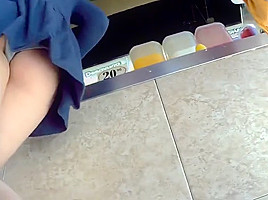 UPSKIRT NALGONA NOVIO AL LADO (TOCADA DE CULO)