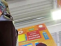 Una mama de compras y sin tanga - upskirt