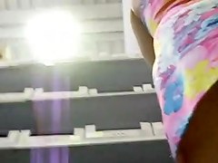 Una mama de compras y sin tanga - upskirt