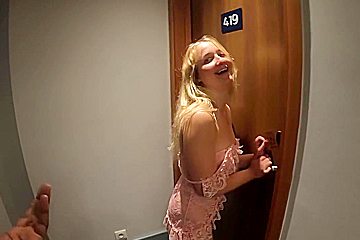 Une Ado Francaise Blonde Au Gros Cul Se Fait Defoncer Par Stepson Voisin Dhotel Pour Des Baskets Dior !