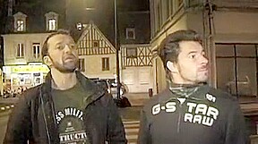Une mature de Troyes recoit deux jeunes mecs pour baiser chez elle