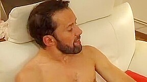 Une mature de Troyes recoit deux jeunes mecs pour baiser chez elle