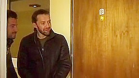 Une mature de Troyes recoit deux jeunes mecs pour baiser chez elle