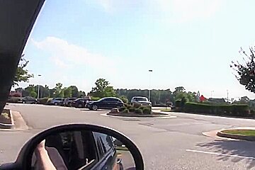 Une salope suce Step son mec dans la voiture