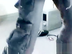 Viadinho guloso dando para uma garrafa
