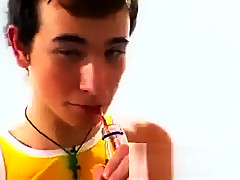 Viadinho guloso dando para uma garrafa