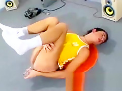 Viadinho guloso dando para uma garrafa