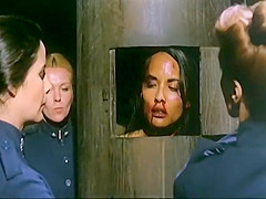Violenza in un carcere femminile