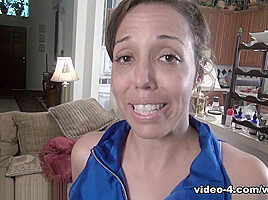 We Meet The Beautiful And All Natural Sophie Moore
