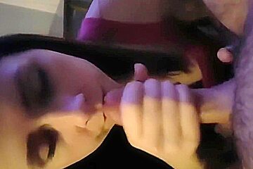 amateur teen 18+ girlfriend sucks cock