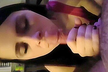 amateur teen 18+ girlfriend sucks cock