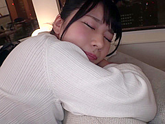 【実はエロい美少女】***◯に激似】なつきちゃん参上！普段は美容部員をしている彼女の応募理由は『仕事のストレスと寂しさ？…』性欲が限界まで高まり【爆発寸前】脱げば【巨乳&エロ尻】感度良し！フェラ上手し！