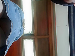 bajo la falda rubia culona