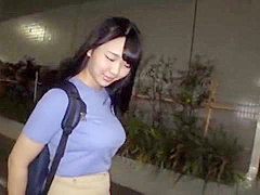お金の為に来た巨乳の女子大生の大きなオッパイを揉みパイパンを手マンして手コキにフェラしてオッパイに挟み嵌めています。