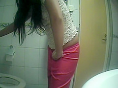 caught a teen 18+ girl pee