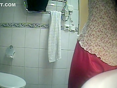 caught a teen 18+ girl pee
